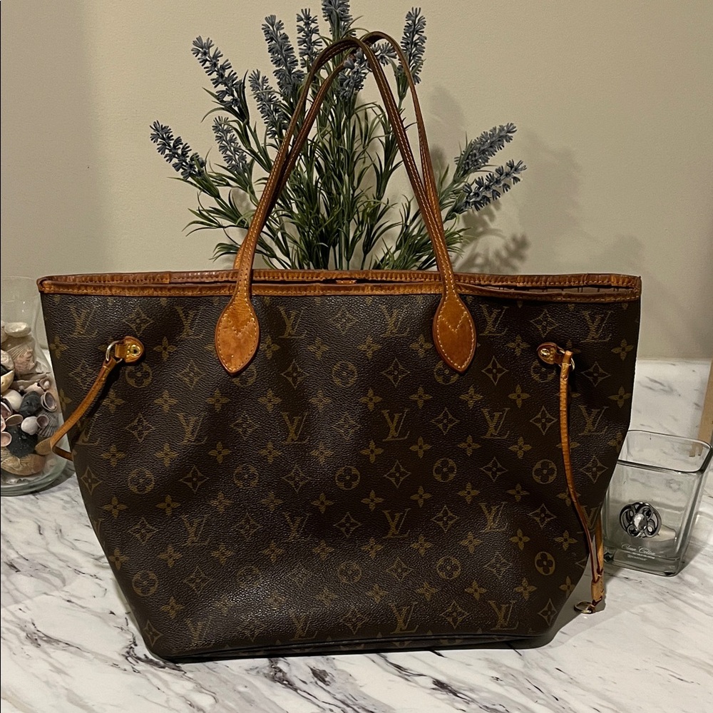 Louis Vuitton Monogram Canvas Tote with Tan Vachetta Trim 

Date code SD4058
